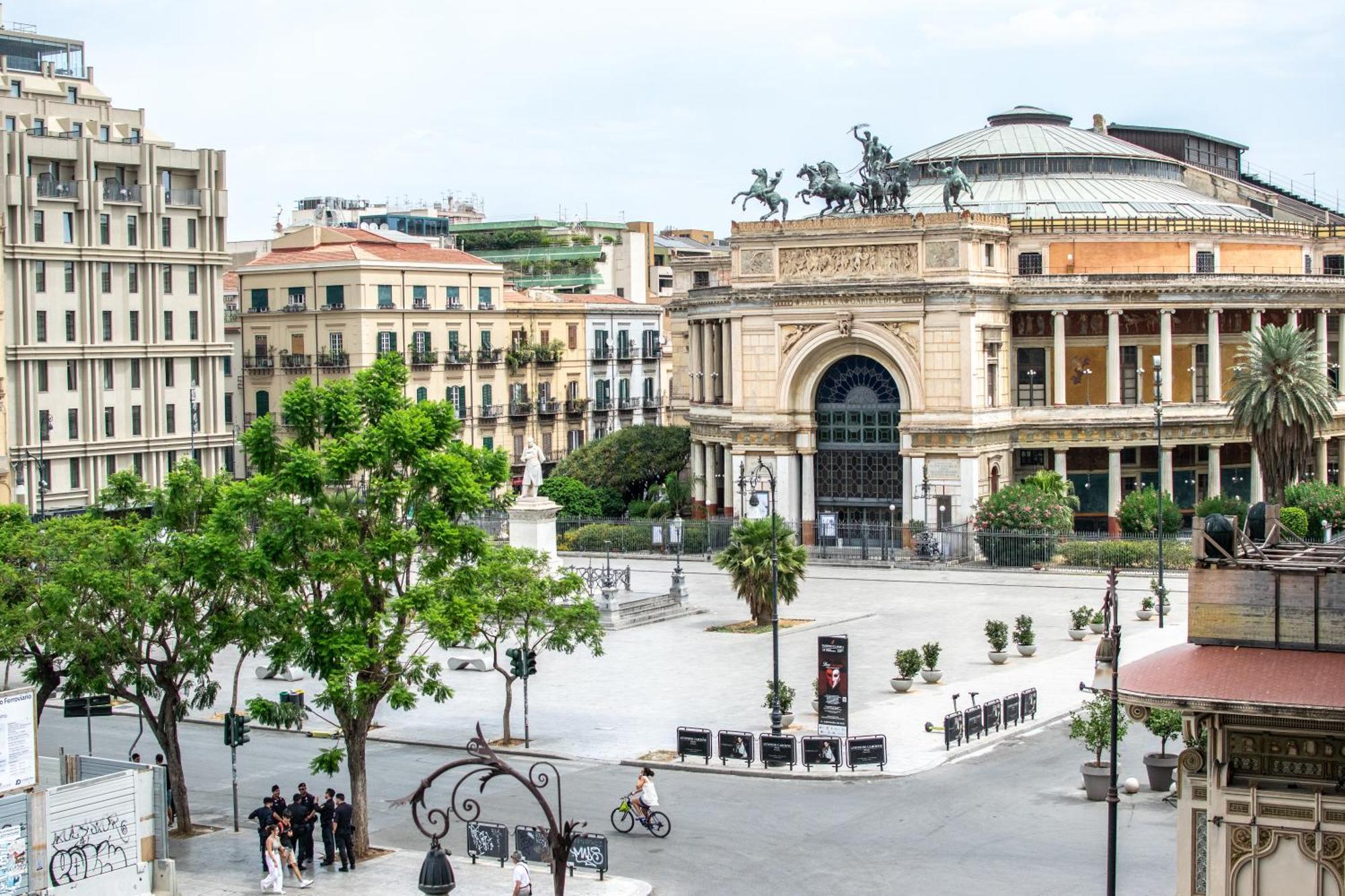 Politeama Crystal Rooms Palermo Bagian luar foto