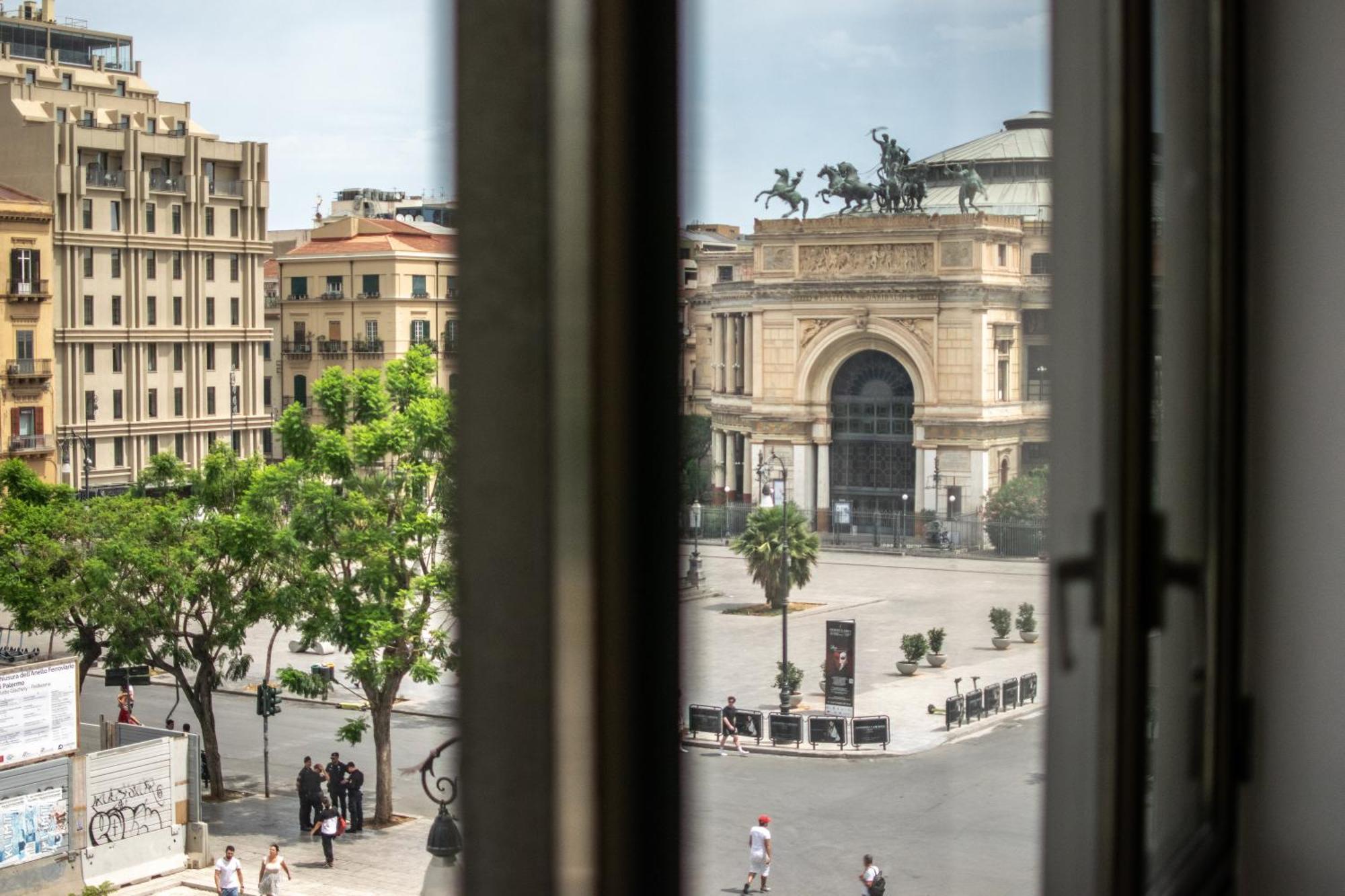 Politeama Crystal Rooms Palermo Bagian luar foto